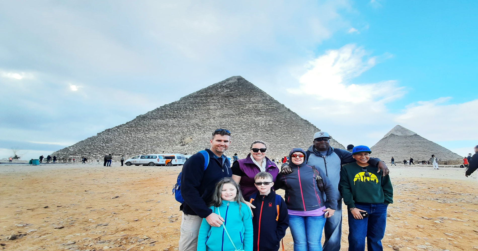 luxury Day Tour to Giza Pyramids Plateau and Egyptian Museum including Lunch
